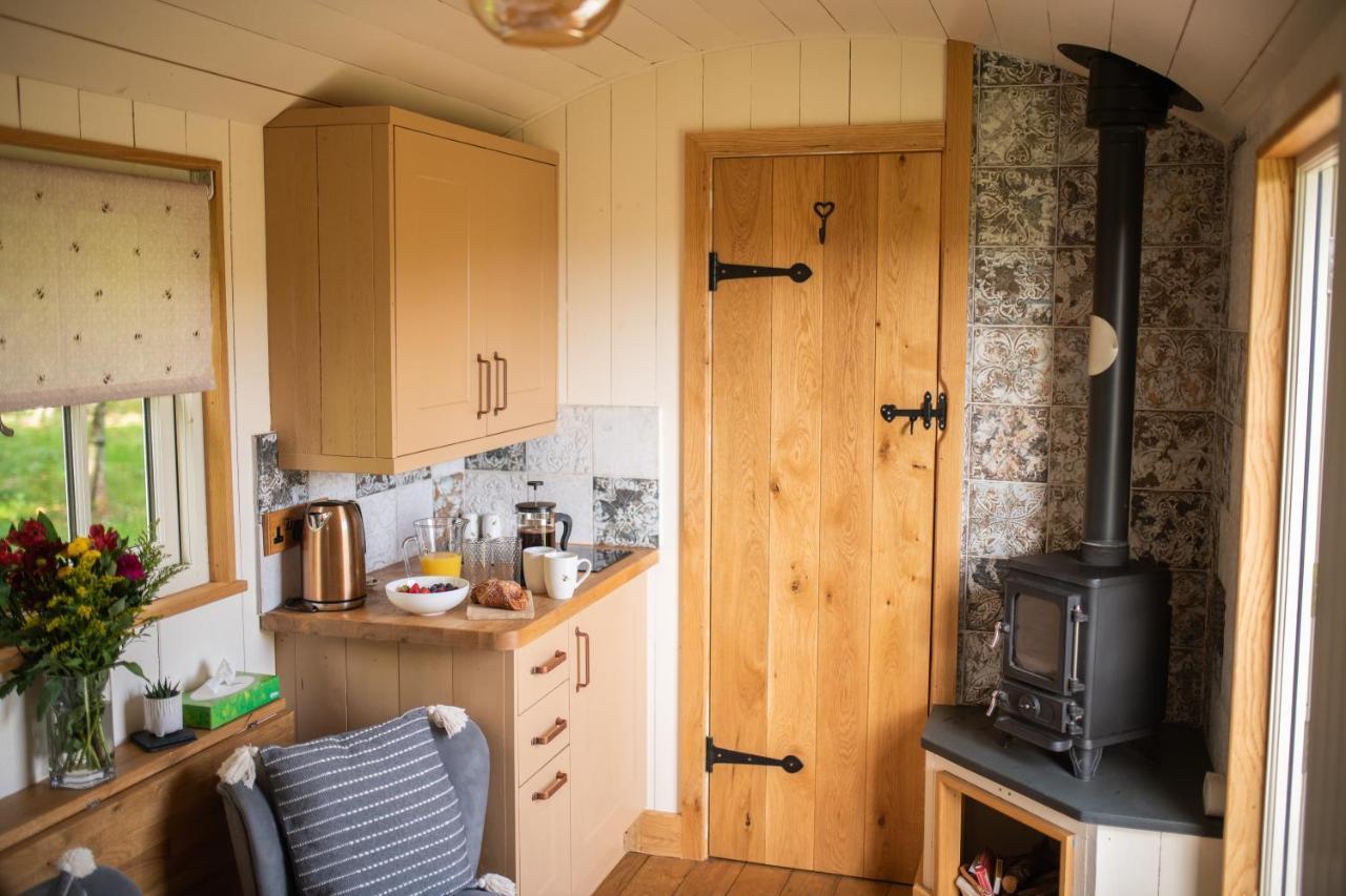 Harrys Hideout - Shepherd'S Huts At Harrys Cottages Pen-y-Clawdd Exterior foto