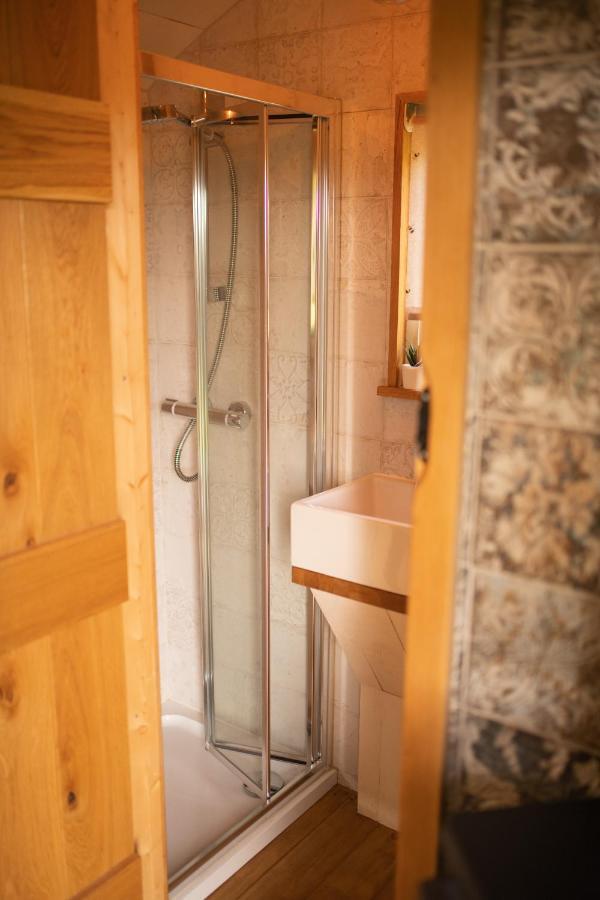 Harrys Hideout - Shepherd'S Huts At Harrys Cottages Pen-y-Clawdd Exterior foto
