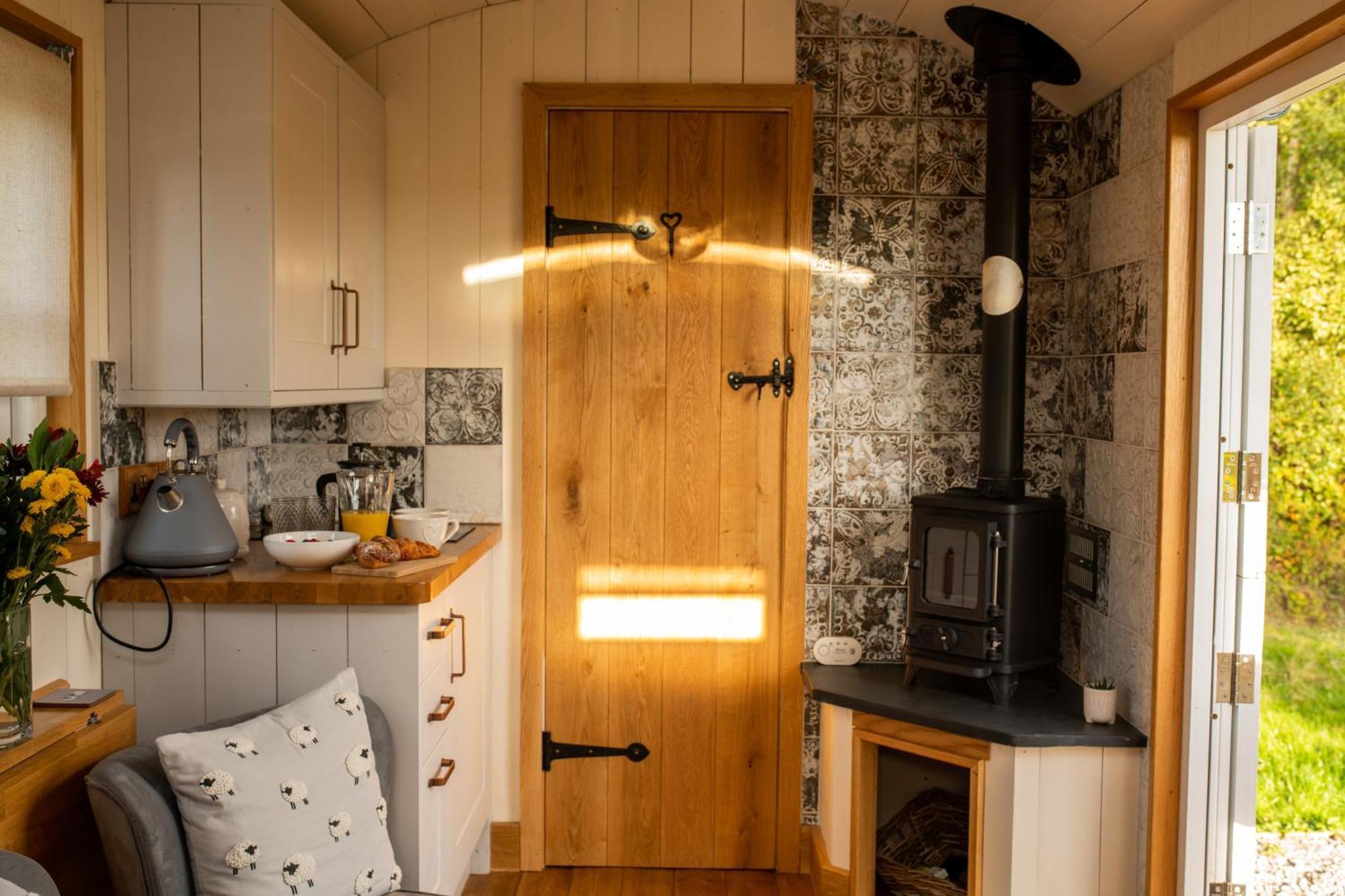 Harrys Hideout - Shepherd'S Huts At Harrys Cottages Pen-y-Clawdd Quarto foto